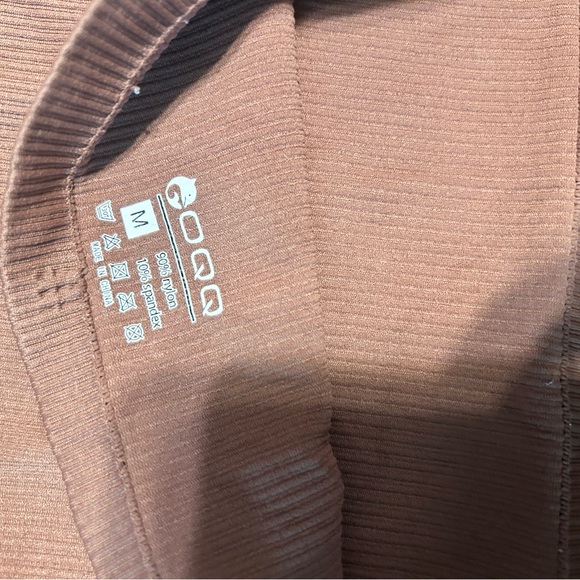 2 OQQ Women's Tan Ribbed Crop Top - Picture 6 of 6
